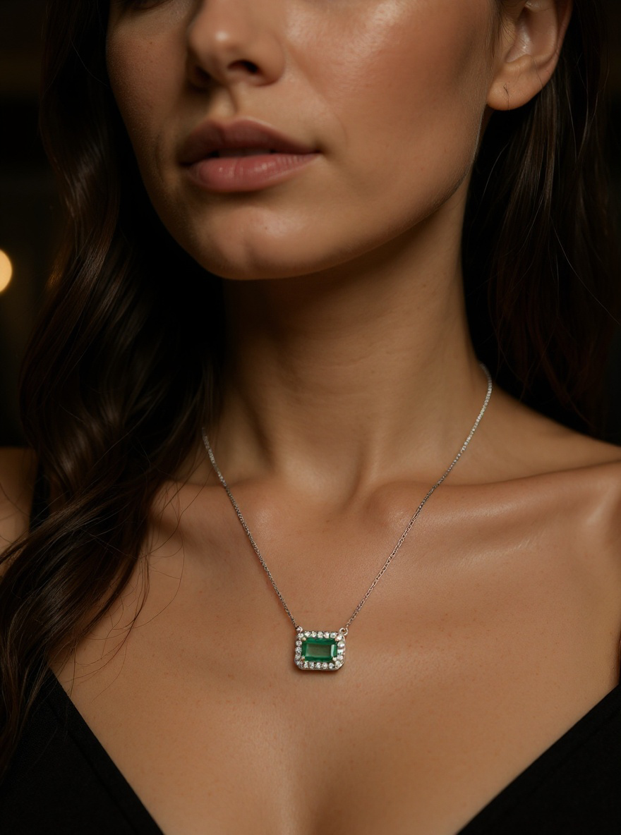 Női finom nyakék smaragddal brillekkel