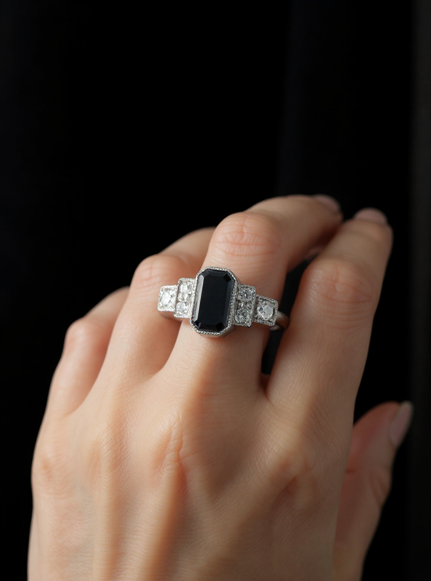 Fehérarany gyűrű fekete gyémánttal, fehér brillekkel