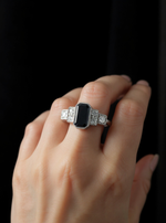 Fehérarany gyűrű fekete gyémánttal, fehér brillekkel