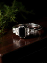 Fehérarany gyűrű fekete gyémánttal, fehér brillekkel