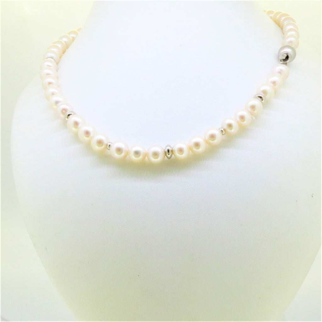 Fehér gyöngysor ezüst díszítéssel - V-Pearl