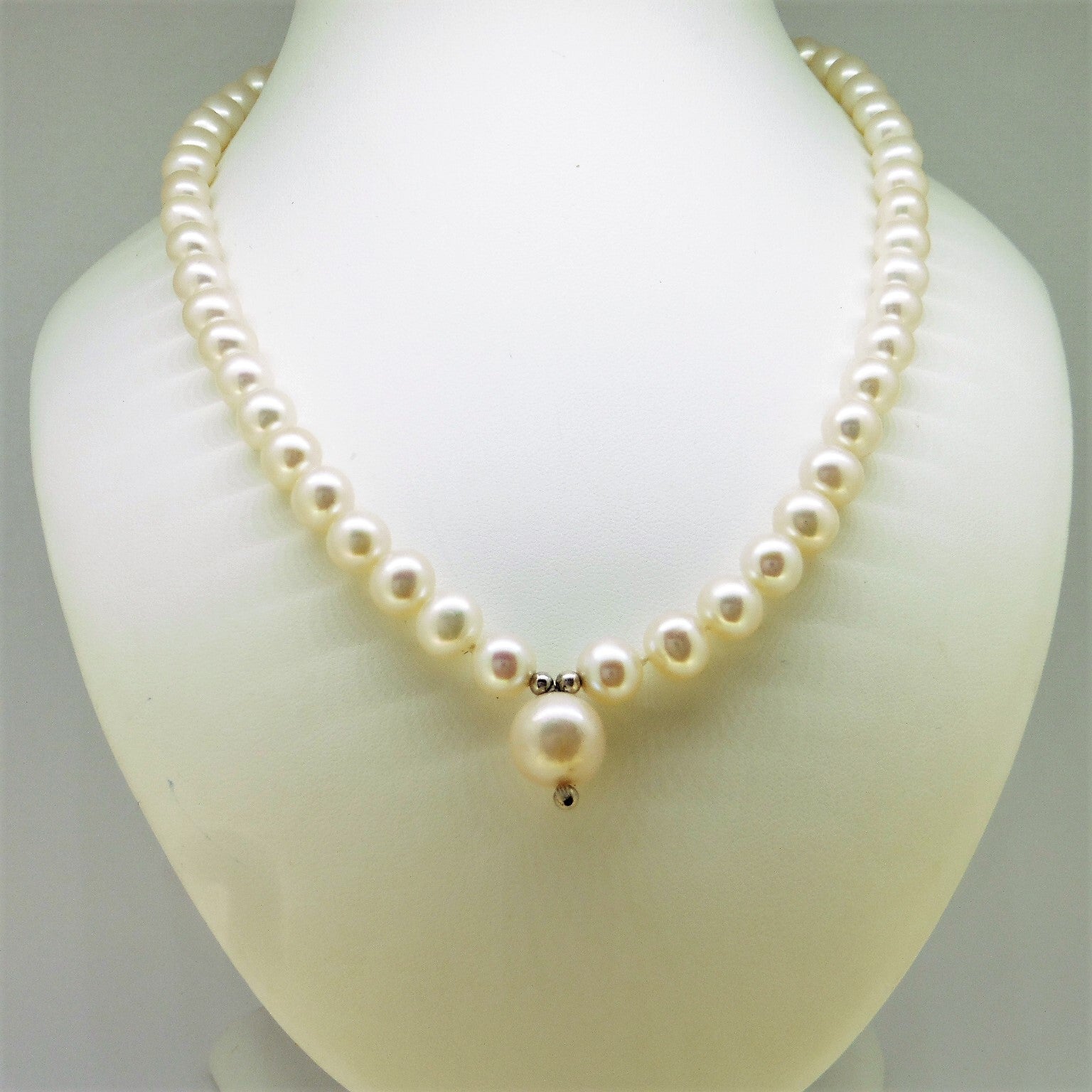 Fehér édesvizi gyöngysor nagy gyöngy középpel - V-Pearl
