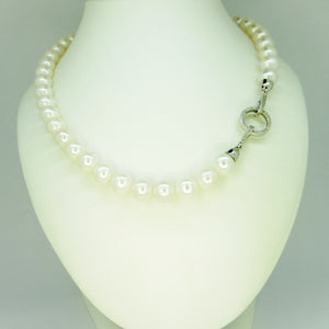 Fehér nagyszemű gyöngysor díszcsattal - V-Pearl